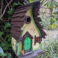 Handgefertigtes Gelbes Vogelhaus, Feengarten-Thema, Wunderliche Vogelunterkunft von FeatherYourNestGB