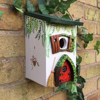 Handbemaltes Cottage Vogelhaus Mit Feentür, Yard Art von FeatherYourNestGB