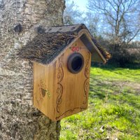 Handgemachtes Hölzernes Vogelhaus Mit Strohdach, Gartendekor von FeatherYourNestGB