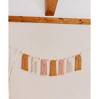 Makramee Girlande Banner | Boho Wohndekor Kinderzimmer Dekor Wohnheim von FeatherandFiberco