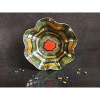 Gewellte Raku-Keramikschale Verziert Mit Grünem, Rotem Und Orangefarbenem Mosaik, Gewellte Schüssel, Inspiriert Von Den Formen Der Natur von FedericoBecchettiArt