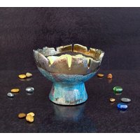 Vorsintflutliche Raku-Schale - Keramikschale Mit Sockel Und Gezacktem Rand | Primitive Keramikkunst Anpassbare Farben von FedericoBecchettiArt