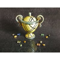 Raku Keramikbecher Mit Deckel - Antiker Kantharos-stil Spiralgriffen Individualisierbar, Handgefertigt von FedericoBecchettiArt
