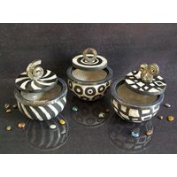 Raku-Keramikgläser, Schwarz-Weißes Glas, Keramik-Hochzeitsgeschenk, Keramikbehälter, Raku-Keramik-Schmuckkästchen von FedericoBecchettiArt