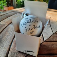 Personalisierte Glaskugeln Und -Herzen, Kalligrafie Mit Der Spitzfeder Auf Glas, Geschenkidee, Christbaumkugel, Unikat Personalisierte Glaskugeln Und -Herzen, Kalligrafie Mit Der Spitzfeder Auf Glas, Geschenkidee, Christbaumkugel, Unikat von Federschrift