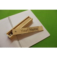 Benutzerdefinierte Zurück Zu Schule Personalisierte Einzigartige Holz Federmäppchen Box Bleistift Und Spitzer von FeelMyCraft