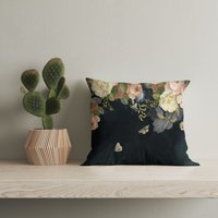 Pfingstrose Schmetterling Blumen Kissenbezug, Dunkel Florale Kissenhülle, Dutch Floral Schwarz Deko Kissen Leinen Baumwolle Oder Samt von FeelsGreatHomeDecor