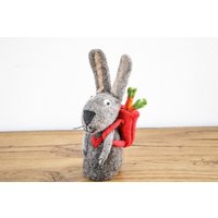Filztier Eierwärmer Hase Mit Rucksack Und Karotte Filz Handarbeit Ostern Geschenk Einschulung Ostergeschenk Osterdeko Osterhase von FeelzDeutschland