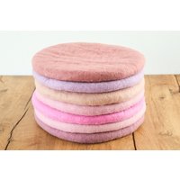 Sitzkissen Aus Wolle Gefilzt, Rund, 35cm, Bunte Stuhlkissen Filz, Rosa, Pink, Pastell, Flieder, Ziegel, Provence Sitzkissen Aus Wolle Gefilzt, Rund, 35cm, Bunte Stuhlkissen Filz, Rosa, Pink, Pastell, Flieder, Ziegel, Provence von FeelzDeutschland