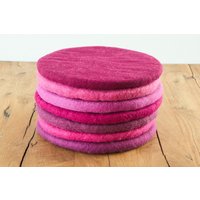 Sitzkissen Aus Wolle Gefilzt, Rund, 35cm, Farbenfrohe Stuhlkissen Filz, Beere Pink Rosa Aubergine Sitzkissen Aus Wolle Gefilzt, Rund, 35cm, Farbenfrohe Stuhlkissen Filz, Beere Pink Rosa Aubergine von FeelzDeutschland