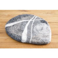 Sitzkissen Wolle Gefilzt Rund, Oval Oder Spitz Stein Kieselstein Grau Natur Sitzkissen Wolle Gefilzt Rund, Oval Oder Spitz Stein Kieselstein Grau Natur von FeelzDeutschland