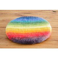 Sitzkissen Wolle Gefilzt Rund Regenbogen Bunt Farbenfroh Filzkissen von FeelzDeutschland