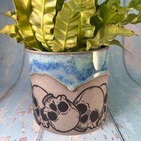 Totenkopf Blumentopf/Übertopf Mit in Blau-Grau von FelicityJDCeramics