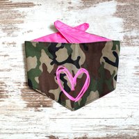 Hundehalstuch Scarfty Kamu Flash - Mit Wunschtext Personalisierbar Bandana Für Hunde Camouflage Und Neonfarben von FeliusforDogs