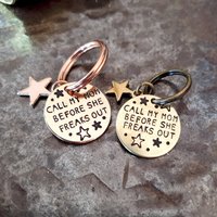 Metallmarke Stamp Call Mom - Ø 20 Mm Von Hand Gestempelt Wählbar in Silber, Rosegold, Gold Oder Bronze von FeliusforDogs
