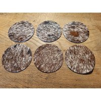 6 Untersetzer Aus Kuhfell Dunkelbraun/Weiß Salz Und Pfeffer 10cm Rund von Fellschmiede