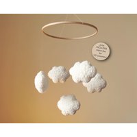 Neutrales Babymobile Mit Boucle-Plüschwolken in Milchfarbe Für Die Moderne Kinderzimmerdekoration von FeltBabyCorner