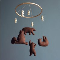 Mobile Mit Bären Im Kinderzimmer von FeltBabyCorner
