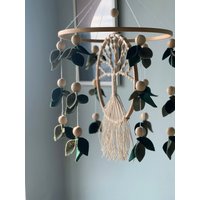 Baby Mobile Baum - Wald Und Blätter Babybett Mobile Grün Floral Makramee Filz Holz Krippen von FeltDreamByV