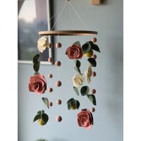 Blumen Baby Mobile, Grüne Mobile, Hängende Filz Krippe Mobile Für Mädchen, Kinderzimmer Dekor von FeltDreamByV