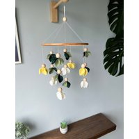 Florales Baby Mobile, Blatt Krippe Grün Floral Hänge Holz Grünes Mobile von FeltDreamByV