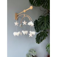 Schaf Baby Mobile, Boho Babybett Sterne Shower Geschenk, Neutrale Mobile von FeltDreamByV