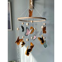 Schmetterlinge Baby Mobile, Kinderzimmer Dekor, Krippe Blumen Hängende Holz Baby-Dusche-Geschenk von FeltDreamByV