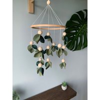 Wald Baby Mobile, Blatt Krippe Grünes Blumen Hängende Holzkrippe Mobile von FeltDreamByV