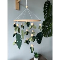 Wald Baby Mobile, Blatt Krippe Grüne Blumen Hängende Waldkrippe Monstera Baby-Dusche-Geschenk von FeltDreamByV