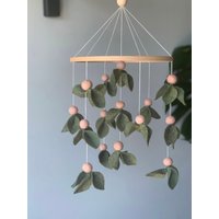 Wald Baby Mobile, Blatt Krippe Grünes Blumen Hängende Holzkrippe Mobile von FeltDreamByV