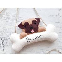 Mops Personalized Hundeknochen Ornament, Geschenk, Welpe Erste Weihnachtsverzierung, Hundeliebhaber Haustier Hund Memory Mops Personalized Hundeknochen Ornament, Geschenk, Welpe Erste Weihnachtsverzierung, Hundeliebhaber Haustier Hund Memory von FeltToysShopUA