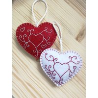 Handgefertigte Filz Herz Valentinstag Dekoration Gestickte Wirbel von FeltdecorbyInes