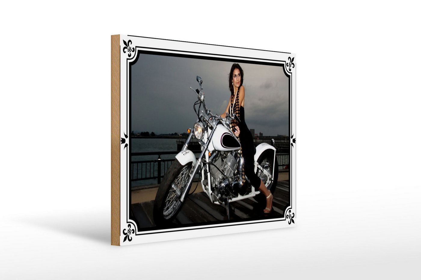 Femer GmbH Holzbild Motorrad 40x30cm Biker Girl Pinup Frau, Auto Motorrad Werkstatt Garage (1 St), Glatte Holzfaserplatte (MDF), vorn beschichtet von Femer GmbH