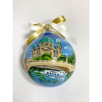 Berlin Deutschland, Handbemaltes Ornament. Weihnachtskugel Mit Personalisierten Städten Ihrer Wahl Und Schriftzug Zum Reisejubiläum von FerrariSoniArt