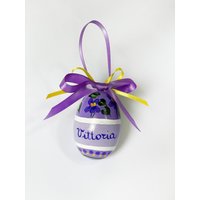 Dekoriertes Und Personalisiertes Ei Mit Schriftzug. Handgeschriebener Name Blumen. Oster-, Frühlings - Blumengeschenk. Veilchen Für Sie Gemalt Dekoriertes Und Personalisiertes Ei Mit Schriftzug. Handgeschriebener Name Blumen. Oster-, Frühlings - Blumengeschenk. Veilchen Für Sie Gemalt von FerrariSoniArt