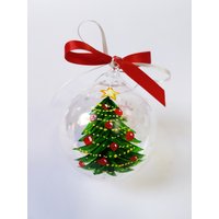 Handbemalte Glaskugel Mit Weihnachtsbaum Und Personalisiertem Namen. Schönes Geschenk Für Die Weihnachtsfeiertage, Platzhalter Das Abendessen Am Handbemalte Glaskugel Mit Weihnachtsbaum Und Personalisiertem Namen. Schönes Geschenk Für Die Weihnachtsfeiertage, Platzhalter Das Abendessen Am von FerrariSoniArt
