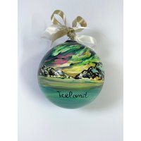 Island-Ornament, Personalisiertes Ornament, Handbemalte Kunsthandwerkerkugel, Abenteuer-Reise-Ornamente, Nordlichter. Geschenk Für Reisende von FerrariSoniArt