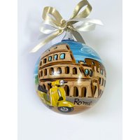 Kolosseum Mit Gelber Vespa. Handgemalte Stadt Rom Auf Glaskugel. Geschenk Für Italienliebhaber, Souvenir Vom Rom-Urlaub Kolosseum Mit Gelber Vespa. Handgemalte Stadt Rom Auf Glaskugel. Geschenk Für Italienliebhaber, Souvenir Vom Rom-Urlaub von FerrariSoniArt