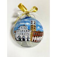 Lucca, Italien, Personalisiertes Stadtornament Auf Weihnachtskugeln. Komplett Handbemalt, Detailgetreu Bis Ins Kleinste Detail, Nach Wunsch Lucca, Italien, Personalisiertes Stadtornament Auf Weihnachtskugeln. Komplett Handbemalt, Detailgetreu Bis Ins Kleinste Detail, Nach Wunsch von FerrariSoniArt