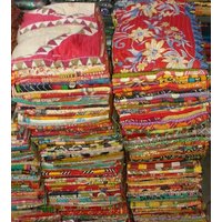 Vintage Kantha Quilt Lot 100 Stück Handarbeit Bestickt Gudari Sale Tagesdecke Ethno Überwurf Ralli Baumwolle Decke von Ferrovio