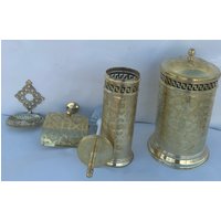 Set Von 4 Stück Für Die Badezimmerdekoration Komplett Hand Gemacht. in Messing Gravierte Dekoration Typisch Traditionell von Feshandmade