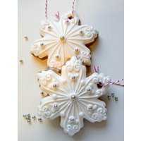 1 Weiße Schneeflocke Aus Lebkuchen. Dekoration - Zuckerglasur Und Zuckerperlen Verpackung Cellophan Mit Satinband 9 cm 1 Weiße Schneeflocke Aus Lebkuchen. Dekoration - Zuckerglasur Und Zuckerperlen Verpackung Cellophan Mit Satinband 9 cm von FestKeksShop