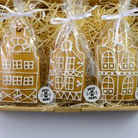 stadthäuser 3-Teliges Set Aus Lebkuchen Im Geschenkkarton | 22.5 16.55.5 cm Personalisierbar von FestKeksShop