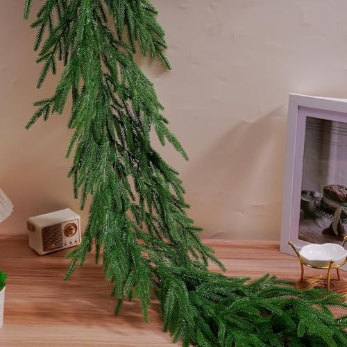 Norfolk-Kiefer-Girlande, fühlt sich echt an, künstliche grüne Girlande, künstliche Grüngirlande für Weihnachten, Tisch, Wand, Kamin, Kaminsims, Outdoor-Dekoration (180,3 cm), 1 Stück von Fgbetcv