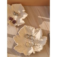 Ahornblatt Schmuckschale Für Deine Ketten, Ringe Und Ohrringe I Schmuckablage Handgemachte Schale Herbstdeko Modern Deko Im Herbst Ahornblatt Schmuckschale Für Deine Ketten, Ringe Und Ohrringe I Schmuckablage Handgemachte Schale Herbstdeko Modern Deko Im Herbst von FiauzKerzen