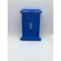 Tardis Lichtschalter Gemalt Von Doctor Who von FidgetUniverseUS