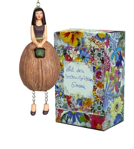 Fiebiger Floristik Blumen-Mädchen Walnussmädchen braun zum Hängen Elfen-Dekofigur Flower Fairy Figur Blumenfigur Skulptur Blumenkinder in Geschenk-Box von Fiebiger Floristik