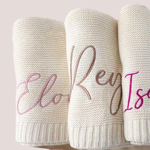 Fiednoy Personalisierte Babydecke – individuell gestrickt mit Stickerei, monogrammierte Babydecke mit Namen | Perfekt für Babypartys, Kinderwagen | Geschenkidee Fiednoy Personalisierte Babydecke – individuell gestrickt mit Stickerei, monogrammierte Babydecke mit Namen | Perfekt für Babypartys, Kinderwagen | Geschenkidee von Fiednoy