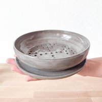 Abtropfschale Mit Unterteller/Handgetöpfert Keramik Berrybowl Bowl Steinzeug Anthrazit von FieneCeramics