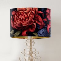 Chrysantheme Blumenlampenschirm Im William Morris Stil, Farbenfroher Handgefertigter Stofftrommellampenschirm in Sattem Rotrosa Blau, Dekor Chrysantheme Blumenlampenschirm Im William Morris Stil, Farbenfroher Handgefertigter Stofftrommellampenschirm in Sattem Rotrosa Blau, Dekor von FifiBadgerDesigns